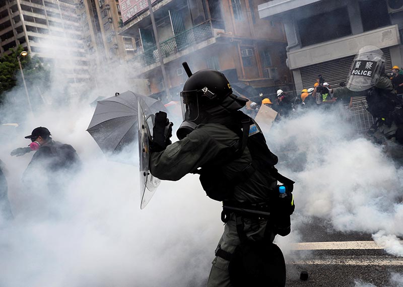 Police officers fire tear gas and use pepper spray at the demonstrators during a protest against the Yuen Long attacks in Yuen Long, New Territories, Hong Kong, China July 27, 2019. Photo: Reuters