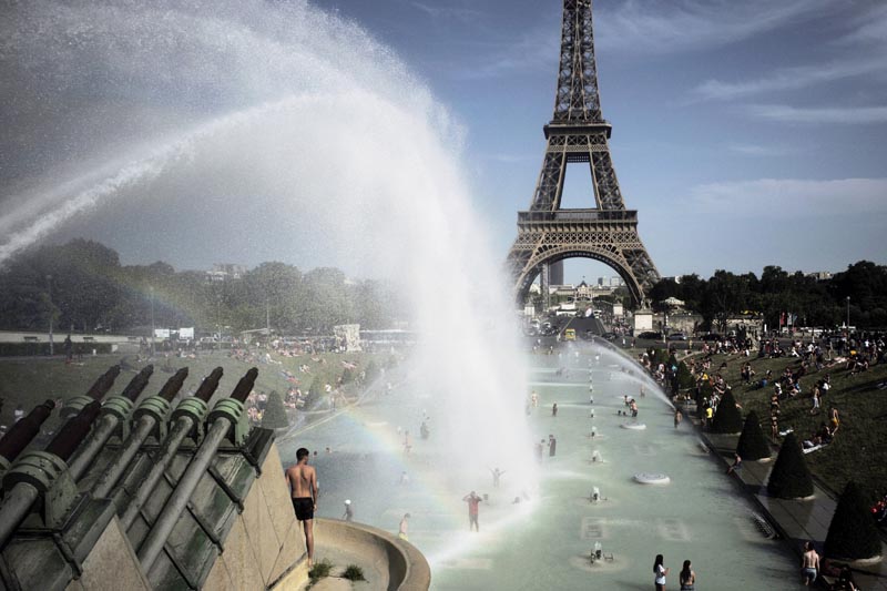 People cool off in the fountains of the Trocadero gardens, in front of the Eiffel Tower, in Paris, Friday, June 28, 2019. Photo: AP