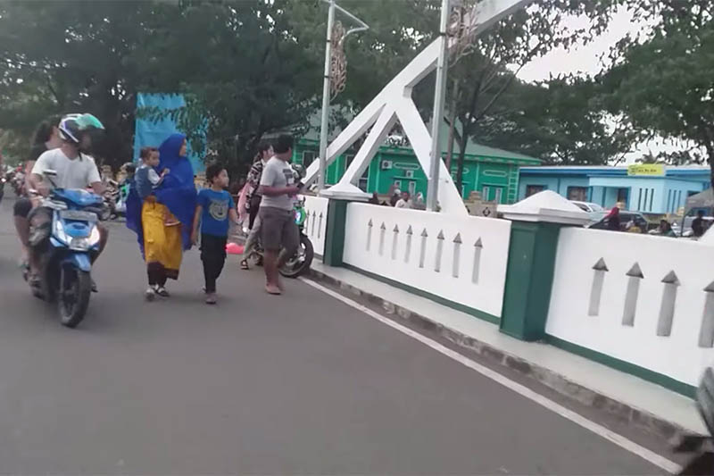 People look over a bridge as they flee after an earthquake in Ternate, North Maluku, Indonesia July 14, 2019. Photo: Reuters