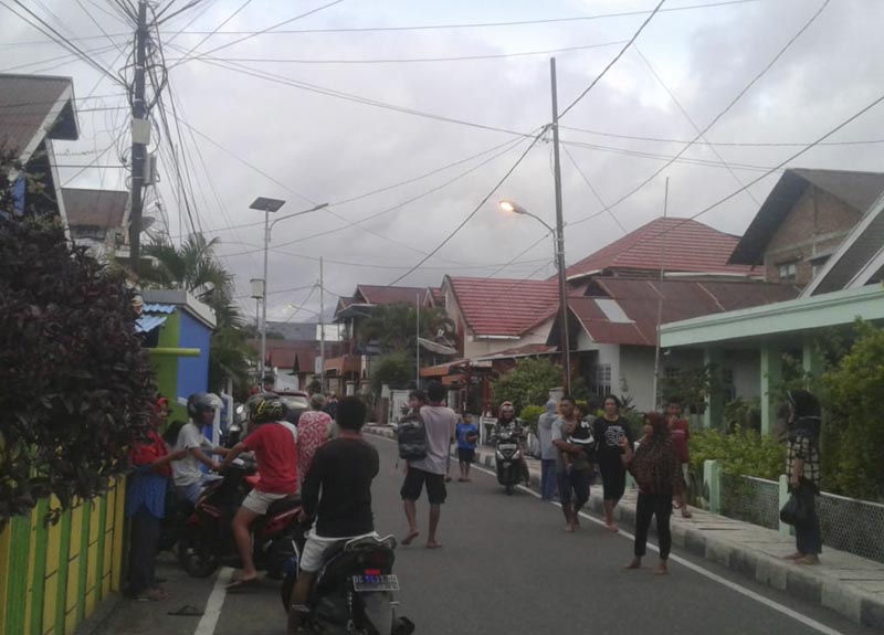 Residents leave their homes to find higher grounds following an earthquake in Ternate, North Maluku, Indonesia, Sunday, July 14, 2019. Photo: AP