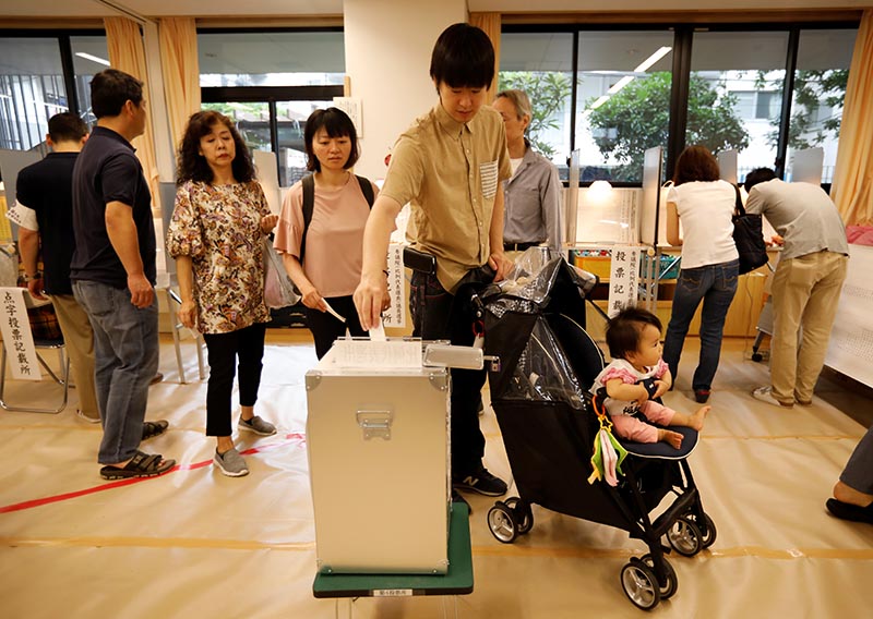 A voter casts a ballot at a voting station during Japan's upper house election in Tokyo, Japan July 21, 2019. Photo: Reuters