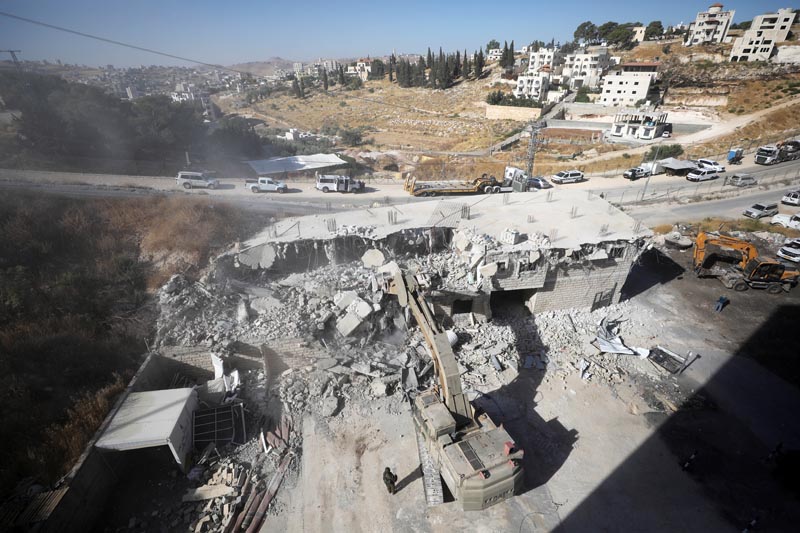 An Israeli military bulldozer demolishes a building near a military barrier in Sur Baher, a Palestinian village on the edge of East Jerusalem in an area that Israel captured and occupied in the 1967 Middle East War July 22, 2019. Photo: Reuters
