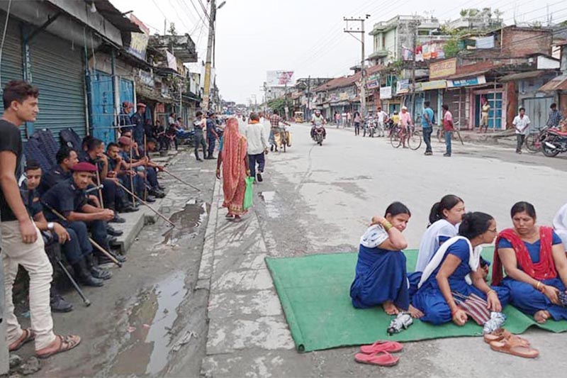 Locals and relatives enforcing a bandh in the presence of police to protest the death of Anil Kumar Sah, who died after a surgery in Nobel Hospital in Biratnagar, on Monday, , July 22, 2019. Photo: THT