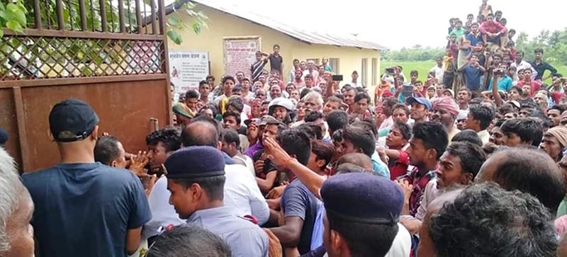 Flood victims picketing Rajdevi Municipality Office, in Rautahat, on Friday, July 26, 2019. Photo: THT