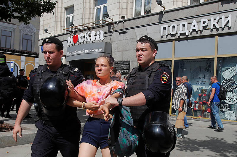 Law enforcement officers detain a woman during a rally calling for opposition candidates to be registered for elections to Moscow City Duma, the capital's regional parliament, in Moscow, Russia July 27, 2019. Photo: Reuters