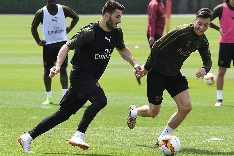 Arsenal's Sead Kolasinac and Mesut Ozil during training session. Courtesy: Twitter/Sead