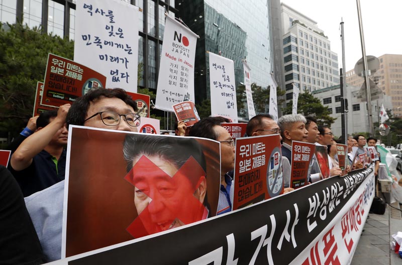 South Korean small and medium-sized business owners stage a rally calling for a boycott of Japanese products in front of the Japanese embassy in Seoul, South Korea, Monday, July 15, 2019. Photo: AP
