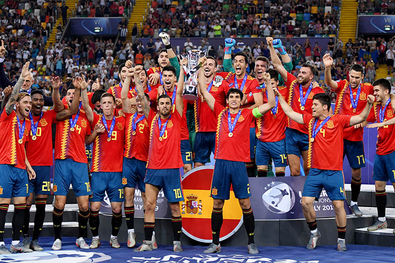 Spain's Jesus Vallejo and Dani Ceballos lift the trophy as they celebrate winning the UEFA European Under-21 Championship. Photo: Reuters