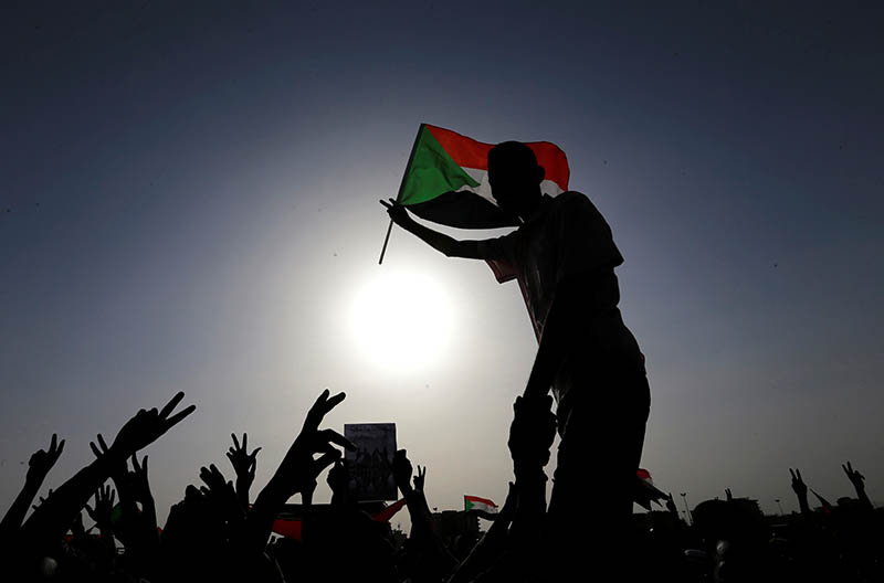 Sudanese protesters shout slogans and wave flags during a rally honouring fallen protesters at the Green Square in Khartoum, Sudan July 18, 2019. Photo: Reuters