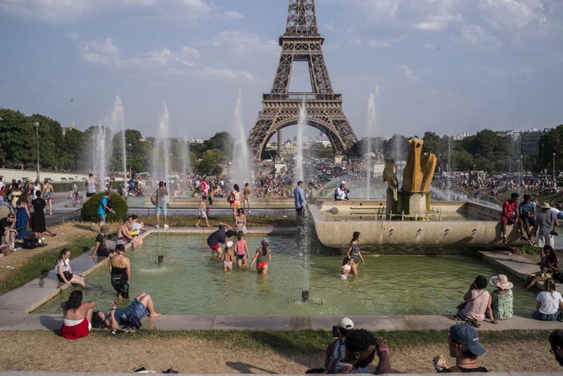People enjoy the sun and the fountains of the Trocadero gardens in Paris, Thursday July 25, 2019, when a new all-time high temperature of 42.6 degrees Celsius (108.7 F) hit the French capital. Photo: AP