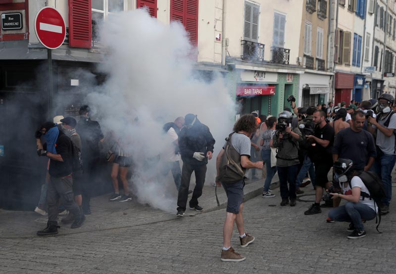 Demonstrators react after police used tear gas during a protest against G7 summit, in Bayonne, France, August 24, 2019. Photo: Reuters