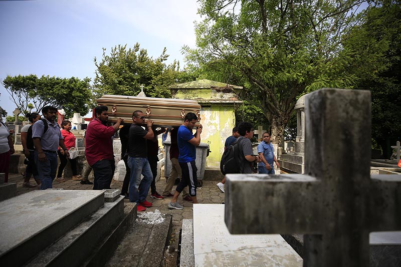 Mourners carry the coffin that contain the remains of Erick Hernandez Enriquez, also known as DJ Bengala, who was killed in an attack on the White Horse nightclub where he was DJ'ing, as they bring him for burial at the municipal cemetery in Coatzacoalcos, Veracruz state, Mexico on August 29, 2019. Photo: AP