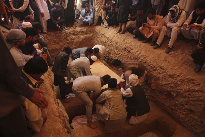 Afghans bury the bodies of victims of the Dubai City wedding hall bombing during a mass funeral in Kabul, Afghanistan, Sunday, August 18, 2019. Photo: AP