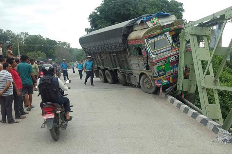 Police taking stock of the situation after a truck hit a bridge over Arunkhola along the East-West Highway in Madhyabindu Municipality, Nawalpur, on Wednesday, August 14, 2019. Photo: THT