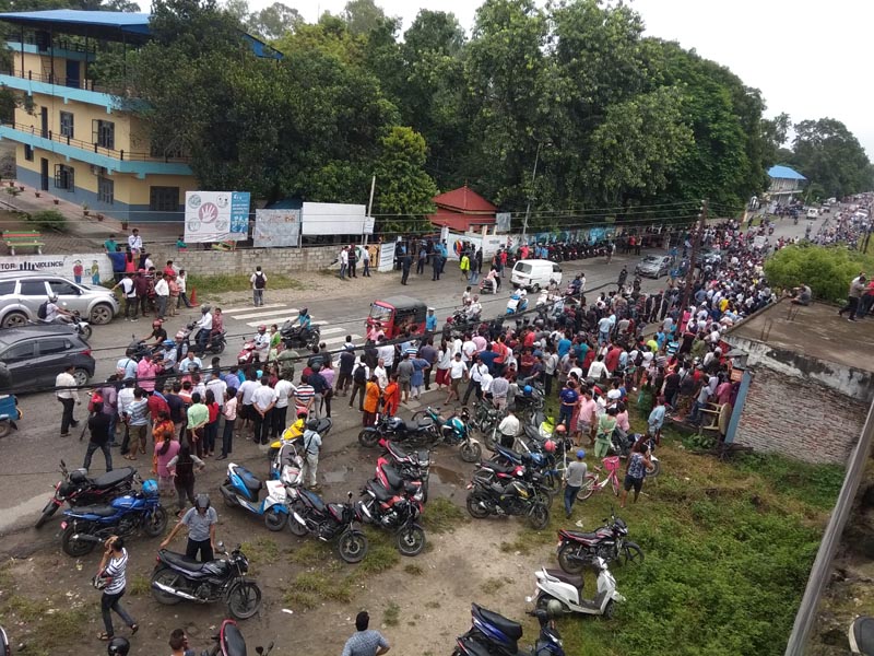 A large crowd gathers outside Chitwan District Police Office, a day after police arrested journalist Rabi Lamichhane and two others in connection to the suspicious death of journalist Salikram Pudasaini, on Friday, August 16, 2019. Photo: Tilak Ram Rimal/THT