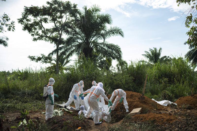 In this Sunday, July 14, 2019 photo, workers bury the remains of Mussa Kathembo, an Islamic scholar who had prayed over those who were sick in Beni, Congo. Kathembo died of Ebola. Photo: AP