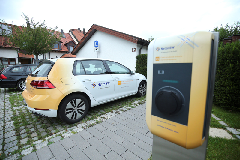 An electric car parks next to a charging station in Ostfildern near Stuttgart, Germany, August 19, 2019. Photo: Reuters