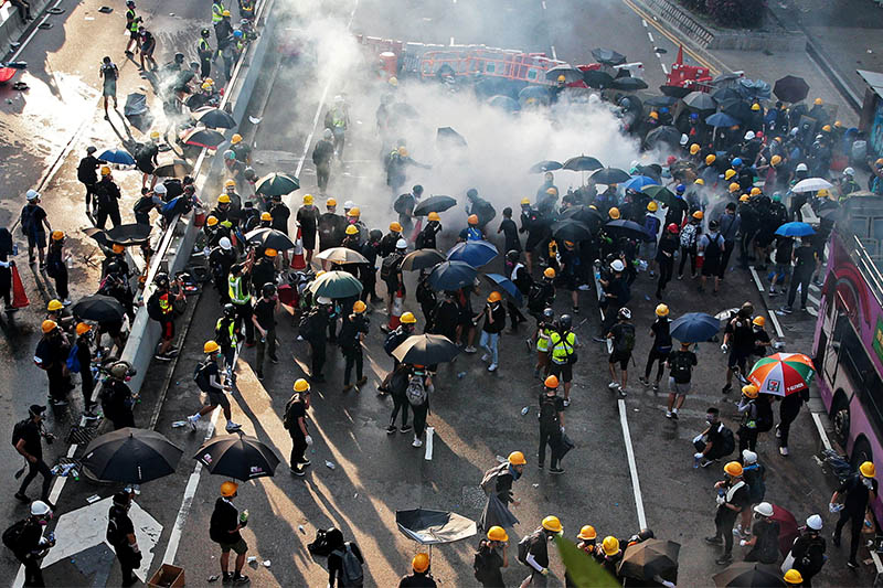 Demonstrators disperse after a tear gas is fired by Hong Kong police in Hardcourt Road, Admiralty, in Hong Kong, China, August 5, 2019. Photo: Reuters