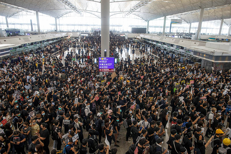 Anti-extradition bill protesters rally at the departure hall of Hong Kong airport in Hong Kong, China August 12, 2019. Photo: Reuters