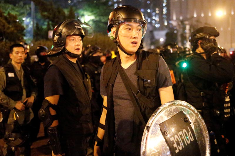 Police and riot police pause during a march to clear off protesters and residents in Wong Tai Sin in Hong Kong, China, August 24, 2019. Photo: Reuters