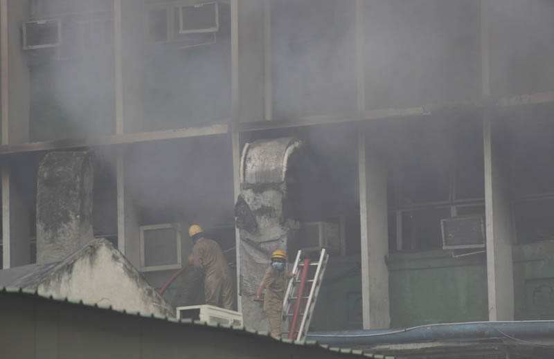 Firefighters work to control a fire that broke out at the All India Institute of Medical Sciences (AIIMS) hospital in New Delhi, India, Saturday, August 17, 2019. Photo: AP