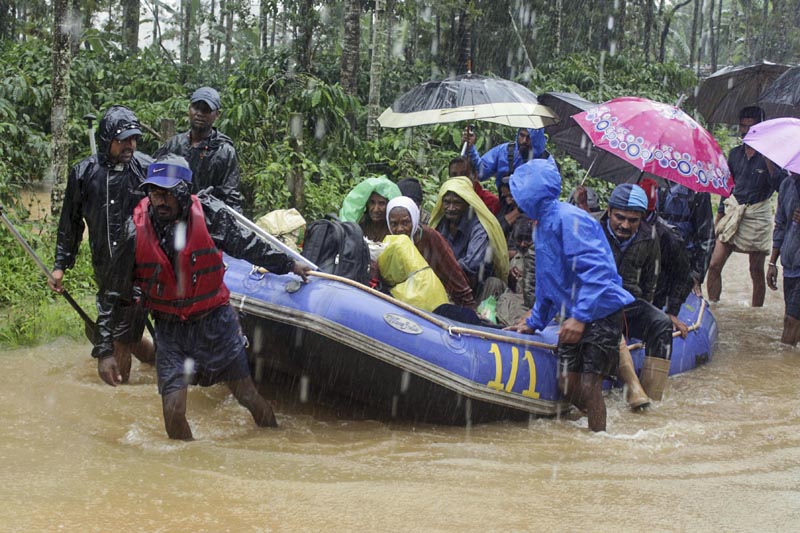Indian army soldiers and volunteers transport flood victims to safer areas in Kodagu dictrict, in the southern Indian state of Karnataka, Friday, August 9, 2019. Photo: AP