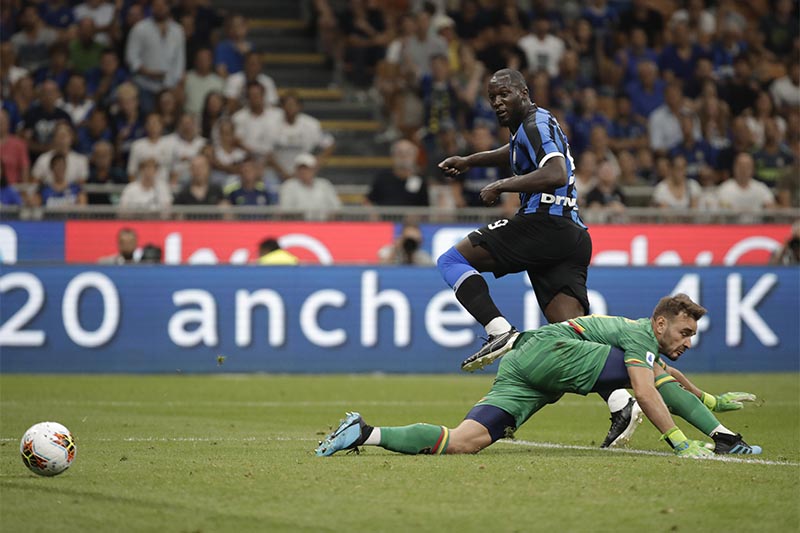 Inter Milan's Romelu Lukaku, right, scores his side's third goal during the Serie A soccer match between Inter Milan and Lecce at the San Siro stadium, in Milan, Italy, on Monday, August 26, 2019. Photo: AP