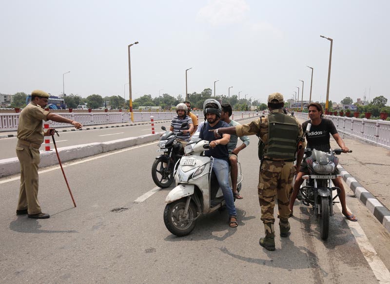 Indian security personnel stop residents during restrictions in Jammu, August 5, 2019. Photo: Reuters