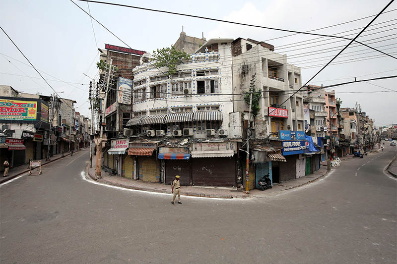 Indian policemen stand guard in a deserted street during restrictions in Jammu August 6, 2019. Photo: Reuters