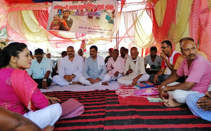 Province 2 Minister of Land Management, Agriculture and Cooperative Sailendra Prasad Sah (fourth from left) attending the relay hunger strike to express solidarity with victims of flood in the Koshi River at Koshi Barrage, Saptari, on Tuesday. Photo: THT