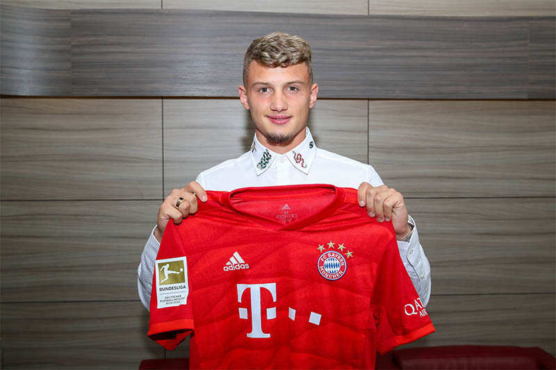 Bayern Munich's new recruit midfielder Michael Cuisance pose with Bayern jersey. Courtesy: Bayern/Twitter