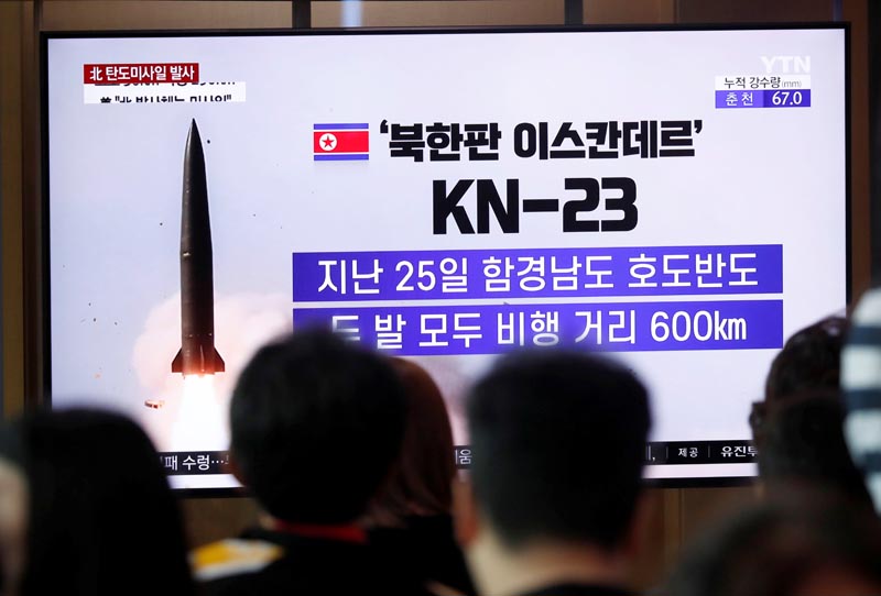 People watch a TV broadcast of a news report on North Korea firing short-range ballistic missiles, in Seoul, South Korea, July 31, 2019. Photo: Reuters