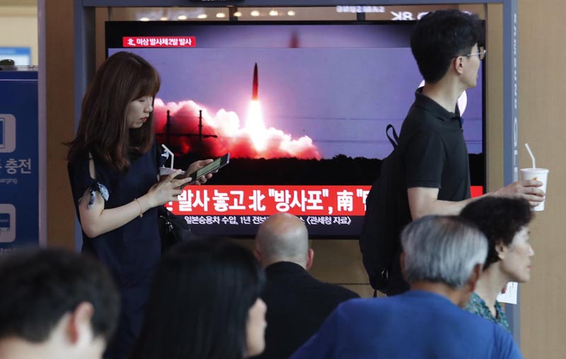 People watch a TV showing a file image of North Korea's missile launch during a news program at the Seoul Railway Station in Seoul, South Korea, Tuesday, August 6, 2019. Photo: AP
