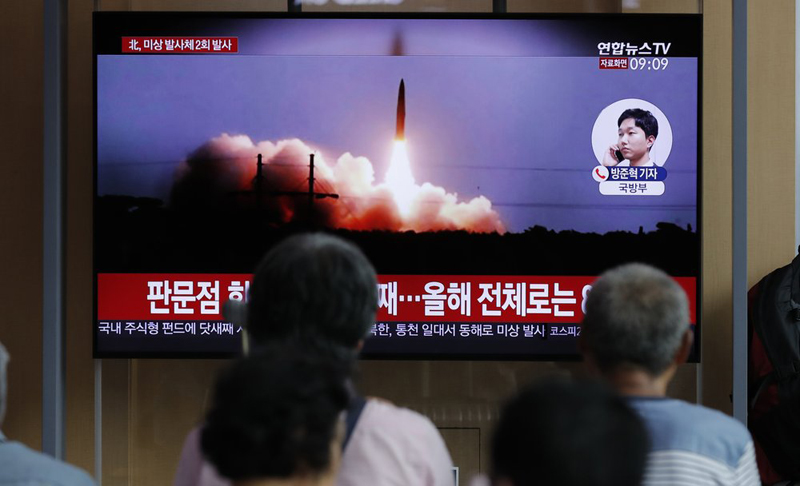 People watch a TV news program reporting about North Korea's firing projectiles with a file image at the Seoul Railway Station in Seoul, South Korea, Friday, August 16, 2019. Photo: AP