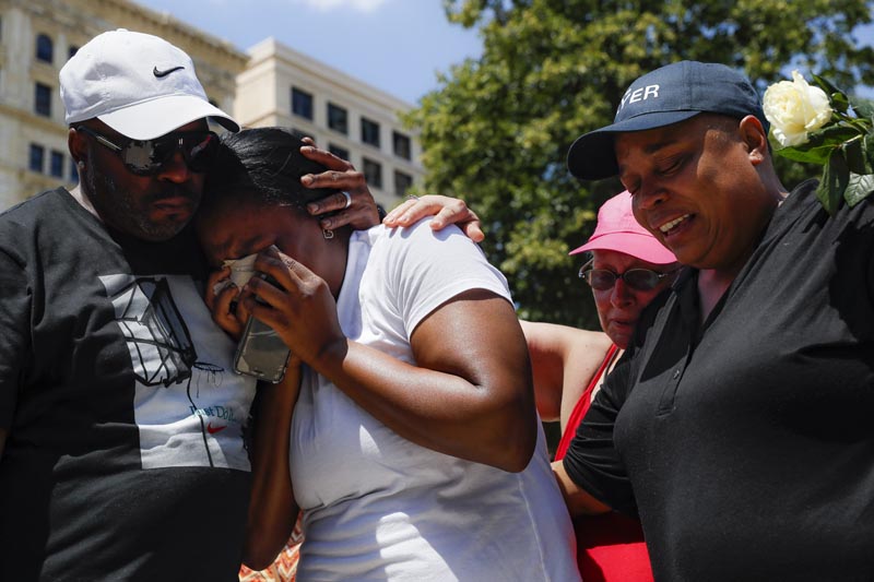 Mourners gather at a vigil following a nearby mass shooting, Sunday, August 4, 2019, in Dayton, Ohio. Photo: AP