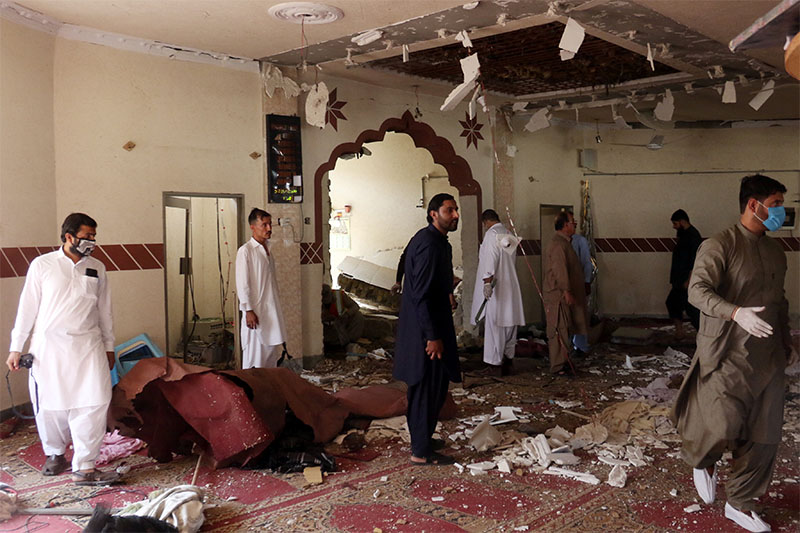 Members of a bomb disposal unit survey the site after a blast at a mosque in Kuchlak, in the outskirts of Quetta, Pakistan August 16, 2019. Photo: Reuters