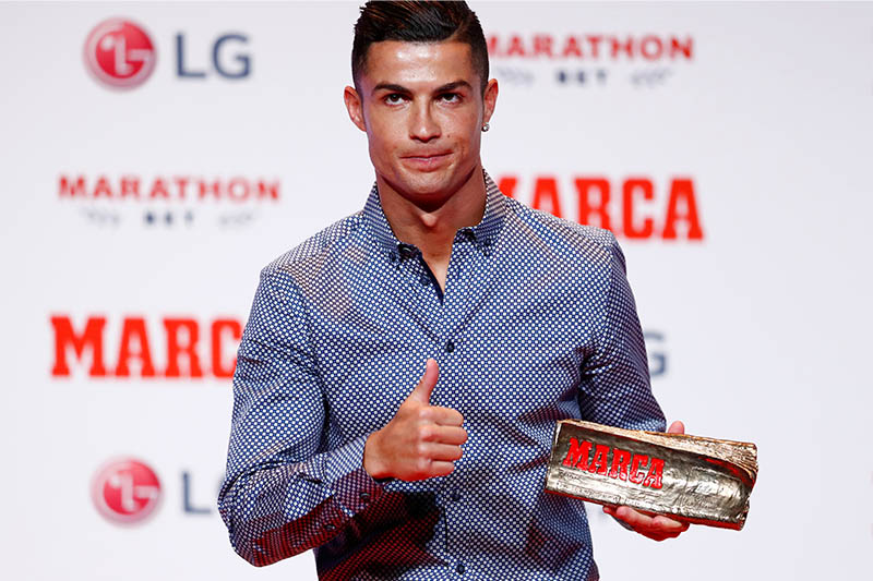 Cristiano Ronaldo poses with the MARCA Legend award. Photo: Reuters