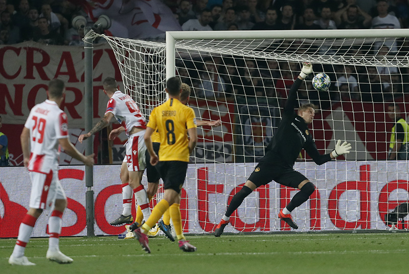 Red Star's Aleksa Vukanovic, second left, scores his side's opening goal during the Champions League play-off, second leg soccer match between Red Star and Young Boys on the stadium Rajko Mitic in Belgrade, Serbia, Tuesday, August 27, 2019. Photo: AP
