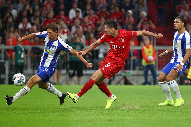 Bayern Munich's Robert Lewandowski shoots at goal. Photo: Reuters