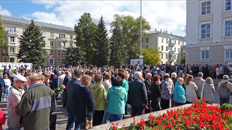 In this grab taken from a footage provided by the Russian State Atomic Energy Corporation ROSATOM press service, people gather for the funerals of five Russian nuclear engineers killed by a rocket explosion in Sarov, the closed city, located 370 kilometres (230 miles) east of Moscow, Monday, August 12, 2019. Photo: Russian State Atomic Energy Corporation ROSATOM via AP