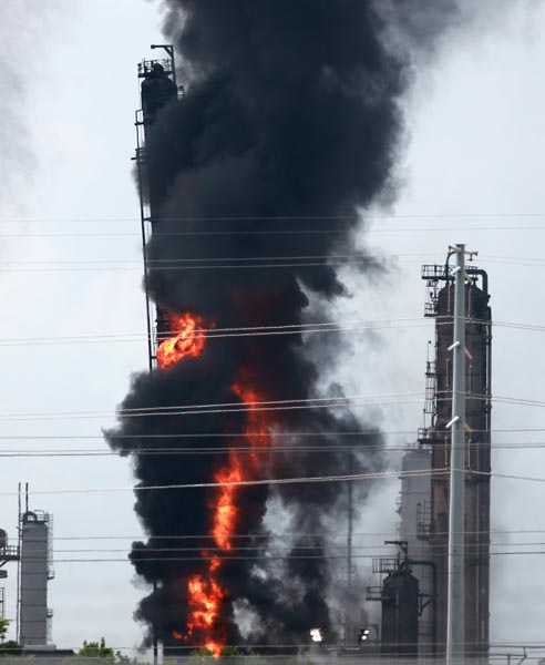 Flames and smoke rise after a fire started at an Exxon Mobil facility, Wednesday, July 31, 2019, in Baytown, Texas. Photo: Yi-Chin Lee/Houston Chronicle via AP
