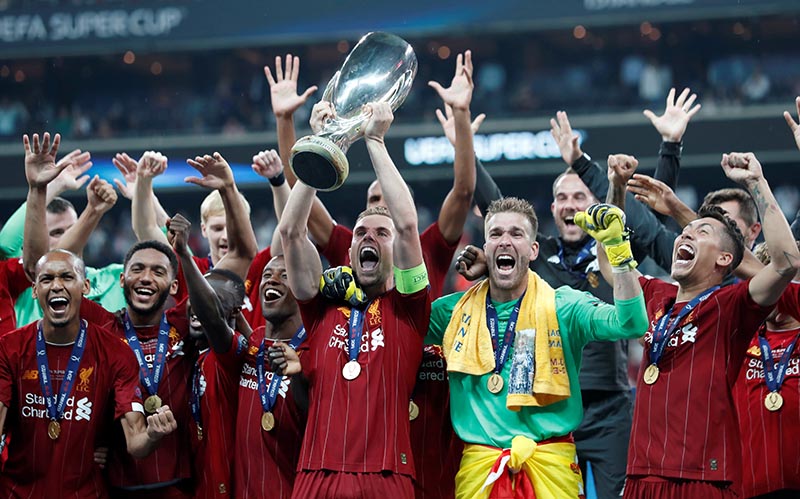 Liverpool's Jordan Henderson lifts the trophy as he celebrates winning the UEFA Super Cup with team mates after winning UEFA Super Cup against Chelsea, at Vodafone Arena, in Istanbul, Turkey, on August 14, 2019. Photo: Reuters