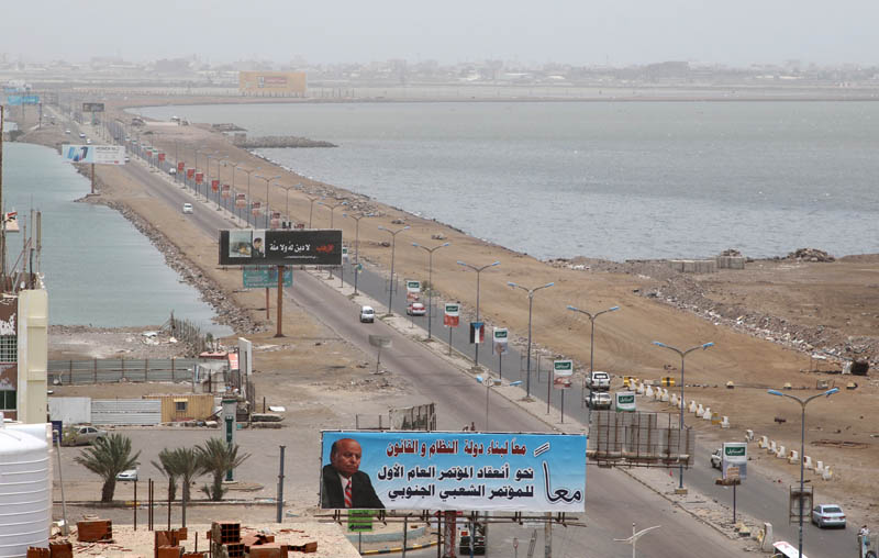 Cars drive on a road linking two neighborhoods of Aden, Yemen, August 10, 2019. Photo: Reuters/File