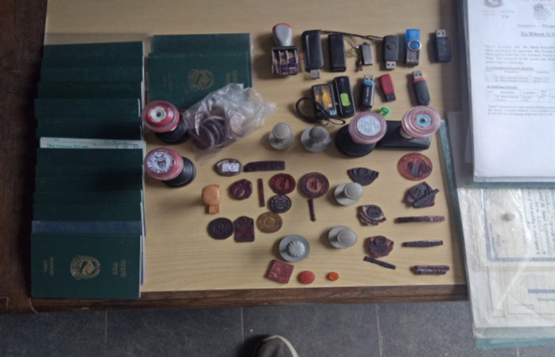 Items confiscated from the possession of the arrestees. Photo: Metropolitan Crime Division