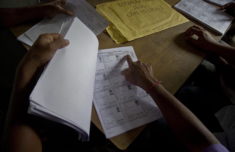 Villagers check their names in the final list of the National Register of Citizens (NRC) at an NRC center in Buraburi village in Morigaon district, in the northeastern Indian state of Assam on August 31, 2019. Photo: AP