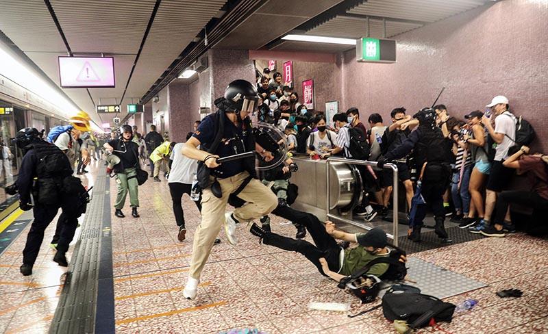 Police attempt to arrest protesters at Prince Edward MTR Station, Hong Kong  on August 31, 2019. Photo: AP