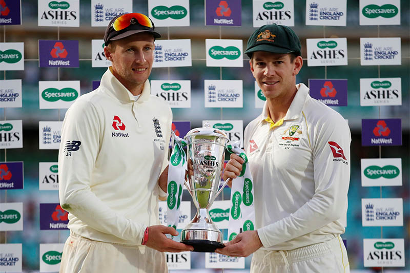 England's Joe Root and Australia's Tim Paine pose for a photo with the Ashes trophy after drawing the series. Photo: Reuters