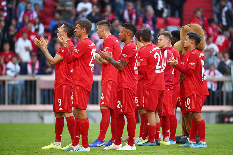 Bayern Munich players applaud fans after the match. Photo: Reuters