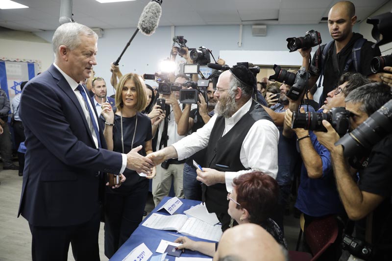 Blue and White party leader Benny Gantz and his wife Revital vote in Rosh Haayin, Israel, Tuesday, September 17, 2019. Photo: AP