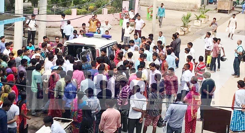 People gather around an ambulance carrying the acid attack victim, on the premises of Narayan Hospital, in Birgunj Metropolitan City, in Parsa District, on Friday, September 6, 2019. Photo: Ram Sarraf/THT